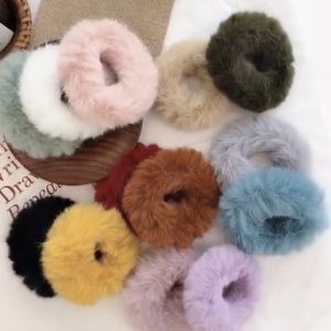 {\n    \"article\": \" Ikat Rambut Korea Perempuan Dewasa Kain Rasfur Berbulu Halus Lembut Aksesoris Rambut fashion AK189