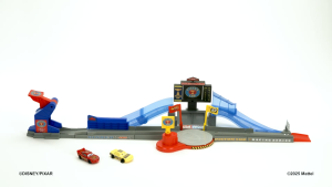 [NEW] Disney And Pixar Cars Piston Cup Stunting Speedway Playset With Lightning Mcqueen Toy Car (JHL42)