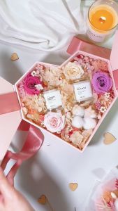 SWEETHEART Preserved Flowers and Scented Soy Candles Heart-Shaped Giftbox | Håndlavet Preserved Roses and Cotton Flowers Love-shaped Giftbox | Håndlavet Handpoured Soy Wax Scented Candle | Handlavet Valentines Day Limited Edition Collection