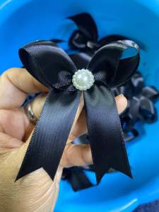 โบว์ไว้อาลัยเข็มกลัดแป้น ตกแต่งด้วยมุกสีขาว