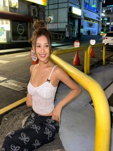 เสื้อกั๊กลูกไม้โปร่งสีขาวเซ็กซี่สำหรับผู้หญิงในช่วงฤดูร้อน เสื้อแขนกุดทรงเข้ารูป ทรงสั้น เสื้อผ้าทำงานสไตล์เกาหลี