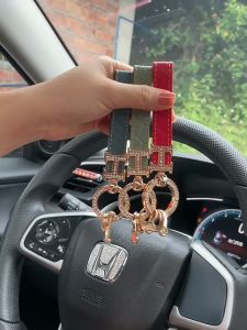 AutoHome พวงกุญแจรถ พร้อมส่ง พวงกุญแจเชือกหนัง จี้เพชร รูปตัว H สร้างสรรค์ ระดับไฮเอนด์ สําหรับแขวนกระเป๋า เด็กผู้หญิง ของขวัญ E82