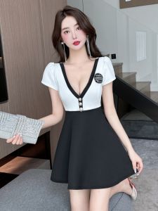 ชุดเดรสสั้นทรงเอเอวสูงผ้าผสมโพลีเอสเตอร์คอวีลึกสีตัดกันเซ็กซี่สำหรับงานปาร์ตี้กลางคืน กระโปรงทรงเอเอวสูง