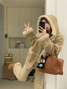 Double-Sided Wear Lamb Fur Coat with Hood Loose Thickened Plush Lined Fur Outerwear for Women Winter Fashion Luxury Hall