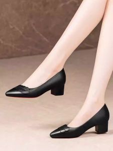 รองเท้าส้นหนาสำหรับผู้หญิง ทรงหัวแหลม ด้านนอกทำจากหนังแท้ พื้นรองเท้ายาง กันลื่น ฤดูใบไม้ผลิและฤดูใบไม้ร่วง รองเท้าส้นกลาง ขนาดใหญ่