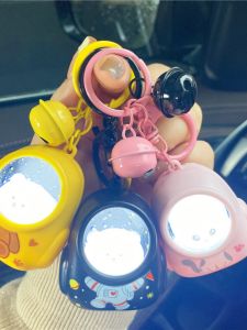 น่ารัก พวงกุญแจหมีฉลาม กระเป๋าเป้สะพายหลัง ไฟกลางคืน ของขวัญสร้างสรรค์ ผู้หญิง อ่อนโยน พวงกุญแจ กระเป๋า โคมไฟ ตลก การ์ตูน พวงกุญแจ