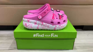Giày sục crocs chuẩn xịn chống hôi chân nhựa tế bào êm mềm dẻo bền đi mưa lội nước đi biển cho trẻ em Crush Barbie đế 4cm tặng kèm stickers như hình