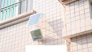 HOBWO ไฟโซล่าเซลล์ 30000W รุ่นใหม่ปี2025 Solor Light กันน้ำIP687  ไฟสปอร์ตไลท์กลางแจ้ง สว่างอัตโนมัติ แผงโซลาร์ประสิทธิภาพสูง