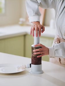 Máy nhồi xúc xích lạp xưởng Dễ dàng thao tác nhỏ gọn Cơ chế tự động rảnh tay