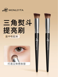 Triangle Highlight Iron Brush Eye Brightening Cheekbone Contour Makeup Brush Seamless Concealer under Eye Circles Fadeaway