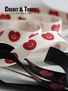 ริบบิ้นผ้าฝ้ายรูปหัวใจยิ้มสีสันสดใสสำหรับตกแต่งของขวัญวันวาเลนไทน์ ขนาดกว้าง 1.5 ซม. ความยาว 10.5 เมตร