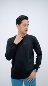 Otsky Kaos Pria Lengan Panjang Font Arise Black x LS Y4042Y - 17i Polos Katun