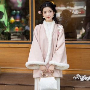 เสื้อคลุมคาร์ดิแกนแขนยาวแบบสวมหัวสไตล์ฤดูหนาวปักลายดอกไม้สำหรับผู้หญิงไซส์ใหญ่ 300 ปอนด์ ทรงหลวม คอตั้ง ปกโปโล ขนแกะ แจ็คเก็ตผ้าฝ้ายผสม