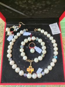 HIGH QUALITY AUTHENTIC FRESH WATER PEARL WITH RUSIAN DIAMONDS AND SOUTH SEA PEARL COMBINATION IN A BUNDLE. 10CT PURE GOLD NOT FADE. SIZES: NECKLACE High Quality Fresh Water Pearl 13-16mm 17 inches Long same as Bracelet with 8.25 inches Long Limitd