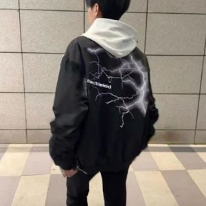 แจ็คเก็ตสีดำพิมพ์ลายฟ้าผ่าสไตล์อเมริกันสำหรับผู้ชาย ฤดูใบไม้ร่วง/ฤดูหนาว แจ็คเก็ตเบสบอลแบบอเนกประสงค์สำหรับคู่รัก แจ็คเก็ตสุดเท่