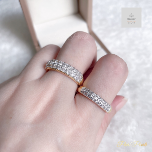 แหวนเพชรเรียงสองแถวฝังจิกแม่ลูก มีสองขนาดให้เลือก ดีไซน์เรียบหรูสามารถปรับขนาดได้