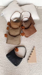 Tas Wanita JEANI OLIVE – Tas Bahu Kekinian Free Gantungan Boneka