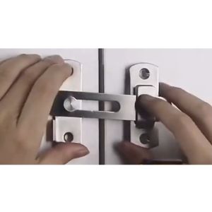Then cài khóa cửa chốt khóa cửa chất inox bền bỉ và chắc chắn.-ESTLA