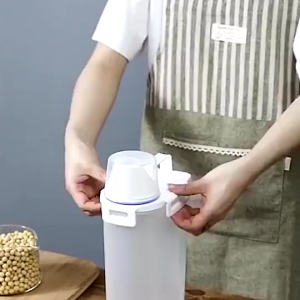 กล่องใส่อาหารมีฝาปิด พร้อมถ้วยตวง พลาสติกอย่างดี กล่องใส่อาหารแห้ง ของใช้ในครัวเรือน