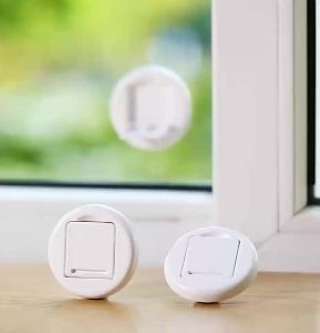 ล็อคประตูบาน จำกัดหน้าต่าง ติดตั้งง่ายๆด้วยกาว ตะขอกาว ที่ล็อคประตูบานเลื่อน ป้องกันเด็กเปิดหน้าต่าง อุปกรณ์ที่ใช่งานง่ายสะดวกและปลอดภัยต่อเด็กเล็กภายในบ้าน