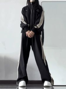 ชุดกีฬาลำลอง ชุดสองชิ้น แขนยาว คอตั้ง ผ้าฝ้าย สำหรับผู้หญิง ฤดูใบไม้ร่วง/ฤดูหนาว ชุดคาร์ดิแกนสไตล์อเมริกันหลวมๆ ชุดกีฬาลำลอง