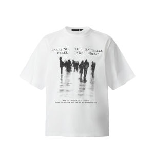 AHCN เสื้อยืดแขนสั้นพิมพ์ลายตัวอักษรสีดำสไตล์ย้อนยุคสไตล์อเมริกันสำหรับผู้ชายในช่วงฤดูร้อน ทรงหลวม ลำลอง คอกลม