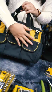 Deli กระเป๋าเก็บเครื่องมือช่าง เหมาะเก็บอุปกรณ์ช่าง กันน้ำ ขนาด 16 นิ้ว Tool Bag