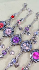 Jam Tangan Wanita Mewah dengan Strap Gelang Titanium dan Charm Kristal Kuarsa