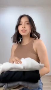 Loose Pants Trousers Wanita - Celana Anti Kusut - Celana Kulot wanita - Celana Kerja Wanita\\n\\n Apa Itu Celana Kulot Wanita?\\n\\nCelana kulot wanita adalah pakaian celana longgar yang nyaman digunakan sehari-hari atau saat bekerja. Selain memberikan kenyamanan, celana ini juga memiliki kelebihan lain seperti tidak mudah kusut.\\n\\n Perbedaan Celana Kulot dan Celana Trousers Loose\\n\\nCelana kulot wanita memiliki perbedaan dengan celana trousers loose. Celana kulot umumnya lebih longgar di bagian pinggang dan paha, sementara celana trousers loose biasanya lebih ketat di bagian pinggang dan melebar ke bawah.\\n\\n Keunggulan Celana Kulot Wanita\\n\\nBeberapa keunggulan celana kulot wanita antara lain:\\n\\n- Lebih nyaman digunakan karena desainnya yang longgar\\n- Tidak mudah kusut sehingga tidak memerlukan setrikaan yang sering\\n- Cocok untuk berbagai bentuk tubuh\\n\\n Bagaimana Memilih Celana Kerja Wanita yang Nyaman?\\n\\nUntuk memilih celana kerja wanita yang nyaman, berikut beberapa tips yang bisa dilakukan:\\n\\n Tips Memilih Celana Kerja Wanita yang Sesuai Bentuk Tubuh\\n\\nPilih celana kerja wanita yang sesuai dengan bentuk tubuh. Misalnya, jika Anda memiliki pinggang yang lebih kecil, pilih celana dengan pinggang yang pas dan tidak terlalu longgar.\\n\\n Rekomendasi Celana Kerja Wanita Anti Kusut\\n\\nBeberapa rekomendasi celana kerja wanita anti kusut antara lain:\\n\\n- Celana kulot wanita dengan bahan katun\\n- Celana kerja wanita dengan bahan polyester\\n- Celana kerja wanita dengan bahan rayon\\n\\n Cara Merawat Celana Kulot Wanita\\n\\nUntuk menjaga kualitas dan kebersihan celana kulot wanita, berikut beberapa tips yang bisa dilakukan:\\n\\n Tips Merawat Celana Anti Kusut Wanita\\n\\n- Jemur celana di tempat teduh dan jauh dari sinar matahari langsung\\n- Gunakan deterjen yang sesuai dengan jenis bahan celana\\n- Jangan mencuci celana kulot wanita dengan mesin cuci, sebaiknya dicuci secara manual\\n\\n Cara Menyimpan Celana Kulot Wanita Agar Tetap Rapi\\n\\nUntuk menyimpan celana kulot wanita agar tetap rapi, berikut beberapa tips yang bisa dilakukan:\\n\\n- Simpan celana di lemari dengan cara melipat atau menggantung\\n- Jangan simpan celana kulot wanita bersamaan dengan benda-benda yang berat atau tajam\\n- Pastikan celana kulot wanita sudah kering sebelum disimpan\n}