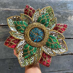 ขนาด 12 นิ้ว ไม้แกะสลักตกแต่งบ้าน หนา 1 นิ้ว ลายไทย สีทองโบราณ ทำจากไม้จามจุรี เดินเส้น ประดับกระจกสี Real Wood Carved Flower Art Wall