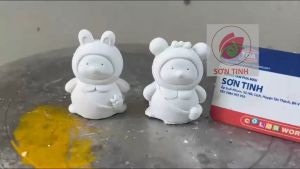Tượng Thạch Cao Gấu Đeo Túi Size Mini 5.5cm (Không kèm màu vẽ)