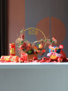 ตกแต่งโต๊ะจ่ายเงินปี 2025 ของขวัญปีใหม่ บรรยากาศการต้อนรับปีใหม่ ตู้เก็บของ ตกแต่งพื้นที่บริเวณหน้าร้านค้า ของตกแต่งสำหรับเทศกาล