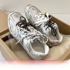 รองเท้าเด็กซ์ไทน์ผู้หญิง 2025 ใหม่ หนังแท้ ทรงสูง ส้นหนา สไตล์ย้อนยุค ร่วมมือกัน รองเท้าสำหรับผู้หญิง พื้นยาง รองเท้าลำลอง