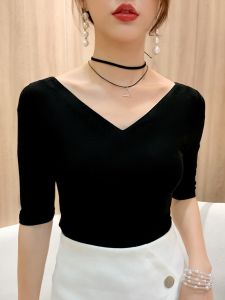 เสื้อยืดคอกว้างแขนสั้นทรงเข้ารูปสีดำสำหรับผู้หญิงในช่วงฤดูร้อน เสื้อเชิ้ตคอวีแขนยาวทรงเข้ารูปสไตล์เกาหลี