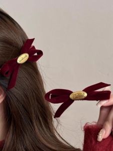 กิ๊บติดผมผ้ากำมะหยี่สีแดง โบว์ผีเสื้อ ดีไซน์เก๋ไก๋ สำหรับผู้หญิง ช่วงต้นปีใหม่ กิ๊บติดผมหน้าม้าแบบทันสมัย สุดเก๋