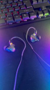 KIVEE หูฟังเกมมิ่งแบบมีสายพร้อมไมโครโฟน HD แบบยืดหยุ่น เอฟเฟกต์แสง RGB หูฟังเกมมิ่งแบบมีสายแบบครอบหูสำหรับเล่นเกมบนสมาร์ทโฟนและพีซี Xbox