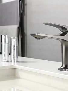 Brass Core Modern Bathroom Sink Faucet Single Handle Deck Mounted Wash Basin Water Tap Hot And Cold Mixer