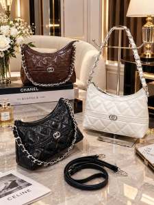 Túi Chanel màu nâu trắng đen với khóa kim loại và dây xích.