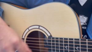 Mantic กีต้าร์โปร่งไฟฟ้า รุ่น ลำโพงเพิ่มเสียงกีต้าโดยไม่ต้องต่อแอม เชื่อมบลูทูธได้ OS GT-1DC กีต้าร์โปร่งขนาด 41 นิ้ว เหมาะสำหรับมือใหม่ พร้อมของแถมมากมาย