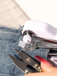 เครื่องดื่มจัดส่งทันที: จักรเย็บผ้าขนาดเล็ก มือถือ จักรเย็บผ้าไฟฟ้ามือถือ จักรเย็บด้วยมือไฟฟ้า เย็บ ซ่อมแซม ได้ดี ขนาดพกพา Digital yard