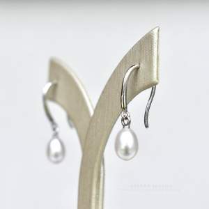 ต่างหูมุกแท้ ตัวเรือนฮุกเงินแท้ 925 ชุบเคลือบทองคำขาว [ 𝐃𝐞𝐦𝐢 - 𝐀𝐥𝐥𝐮𝐫𝐞 𝐉𝐞𝐰𝐞𝐥𝐫𝐲 ]