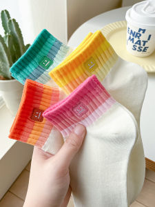 ถุงเท้ากีฬาสั้นสำหรับผู้หญิง ฤดูร้อน 2024 ถุงเท้าแบบลำลองแบบใหม่ ถุงเท้าสั้นลายอัดชั้นในระบายอากาศได้ดี ระบายความชื้น