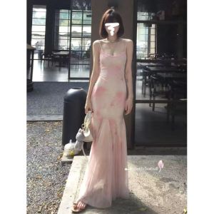 ชุดเดรสยาวทรงเอเอวสูงแขนกุดผ้าตาข่ายลายดอกไม้สีชมพูสไตล์ฝรั่งเศสสำหรับผู้หญิงในช่วงฤดูร้อนปี 2025 ชุดเดรสยาวคลุมเข่า