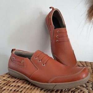 Sepatu Casual Pria Kulit Sapi (tali sepatu palsu).(Garansi 100% uang kembali jika sepatu bukan kulit)