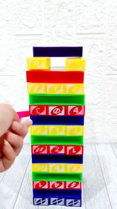 Mainan Edukasi Block Balok Susun Stacko menyusun balok-balok membentuk menara.