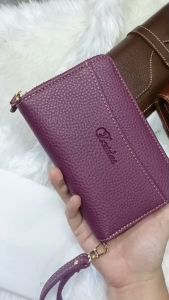 กระเป๋าสตางค์ซิปรอบขนาดกลาง4*6นิ้ว ขนาดกระทัดรัด มีสายคล้องแขนถอดเก็บได้ หนังลิ้นจี่หนังนิ่มละมุน