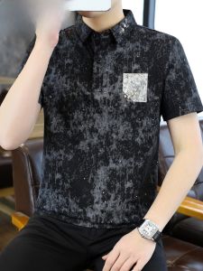 HENGYUANXIANG | เสื้อยืดแขนสั้นผ้าไหมน้ำแข็งบางสไตล์ไฮเอนด์สำหรับผู้ชาย ทรงหลวม ปกโปโล ลายดาวเต็มท้องฟ้ายาวปานกลาง ฤดูร้อน 2025 เสื้อผ้าทำงาน