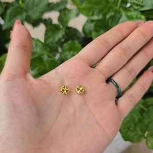Q1989 Charm cỏ 4 lá vàng size 6x6x3mm v24k sẵn lỗ 2li+ dùng xâu vòng cáp mix vòng hạt - Phong Thủy TUDO