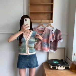 Tsion สินค้าใหม่พร้อมส่ง เสื้อไหมพรมแขนสั้นแฟชั่น เนื้อผ้าไม่หนาเกินไปสวมใส่สบาย มีการไล่โทนสีมาให้แบบน่ารักสุดๆ สั่งตอนนี้พร้อมส่งทุกสี