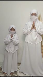 Gamis Anak Perempuan Nikob Poliester Warna Putih dengan Jilbab 3-15 Tahun
